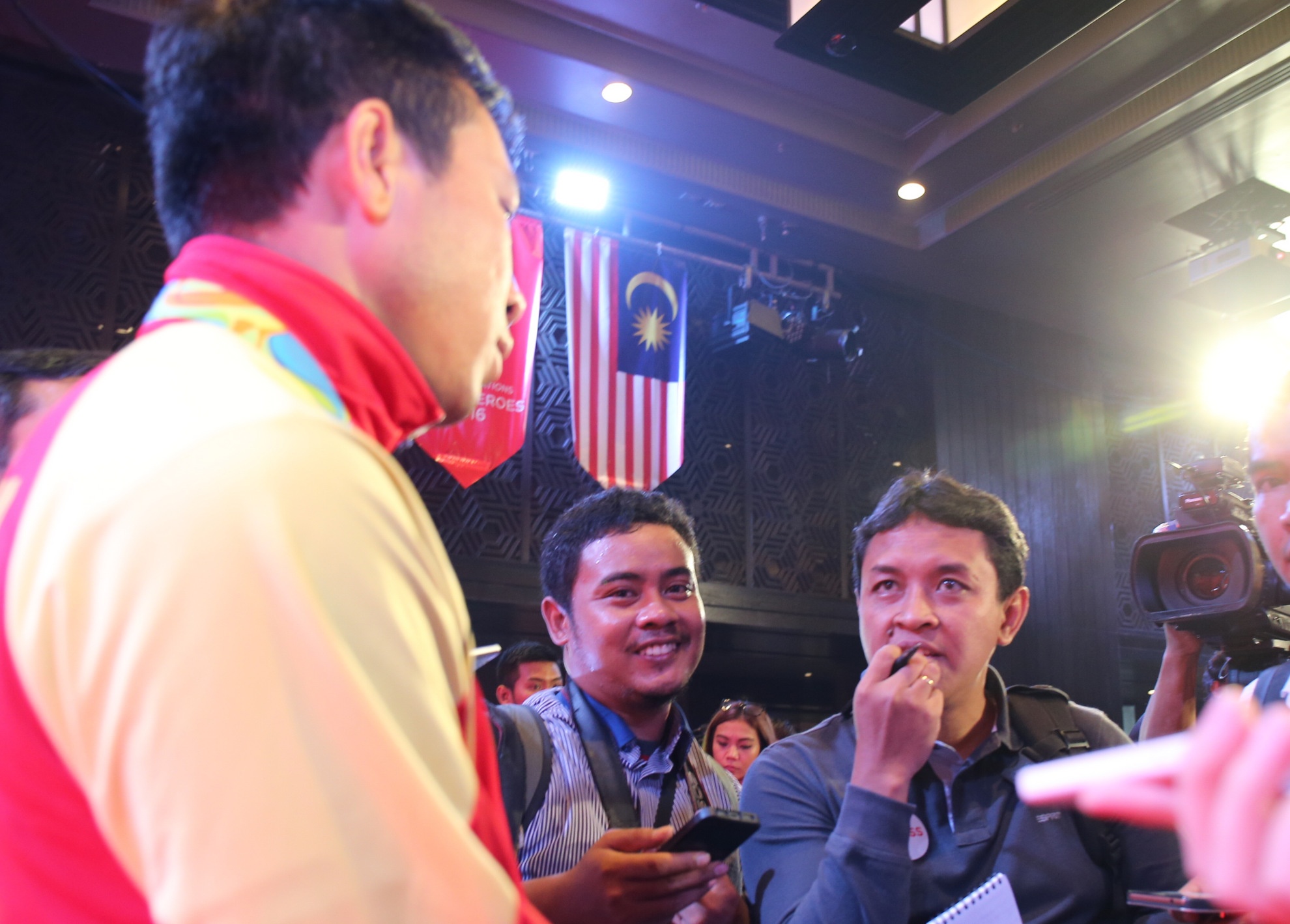 Hoang Xuan Vinh khien phong vien DNA ngac nhien hinh anh