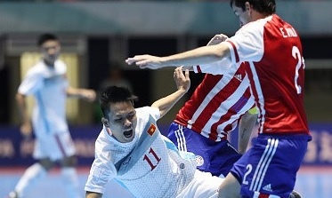 Truong doan futsal VN giai thich ly do thua dam Paraguay hinh anh