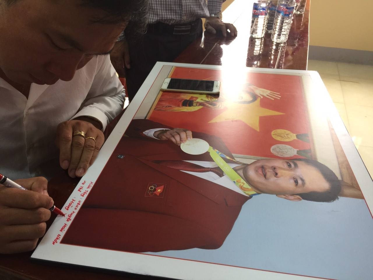 Hoàng Xuân Vinh làm từ thiện ảnh 2 Hoang Xuan Vinh lam tu thien anh 2