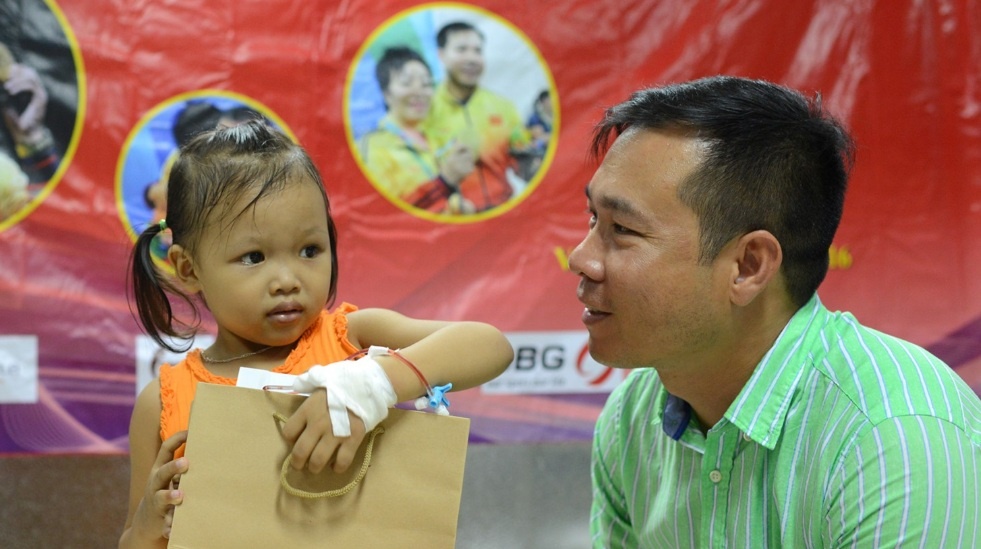Hoang Xuan Vinh tang qua tre em hieu hoc Binh Dinh hinh anh