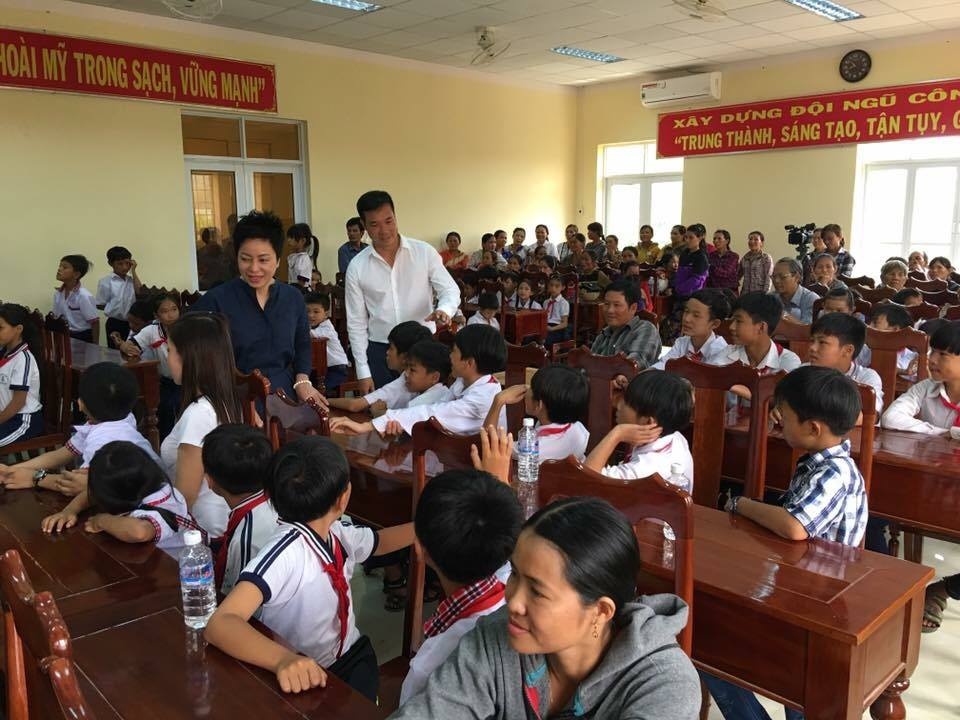 Hoàng Xuân Vinh làm từ thiện ảnh 1 Hoang Xuan Vinh lam tu thien anh 1