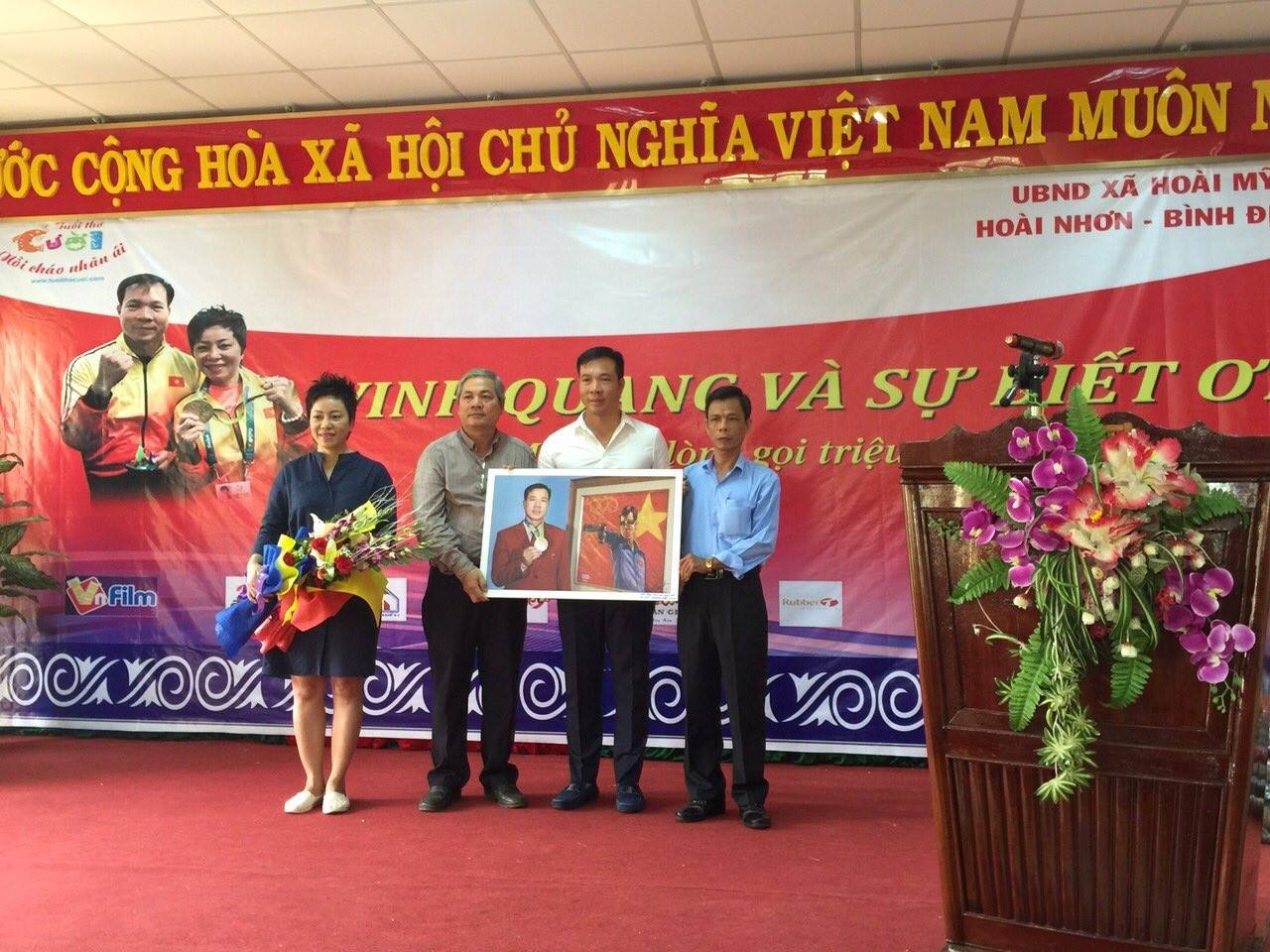 Hoàng Xuân Vinh làm từ thiện ảnh 3 Hoang Xuan Vinh lam tu thien anh 3