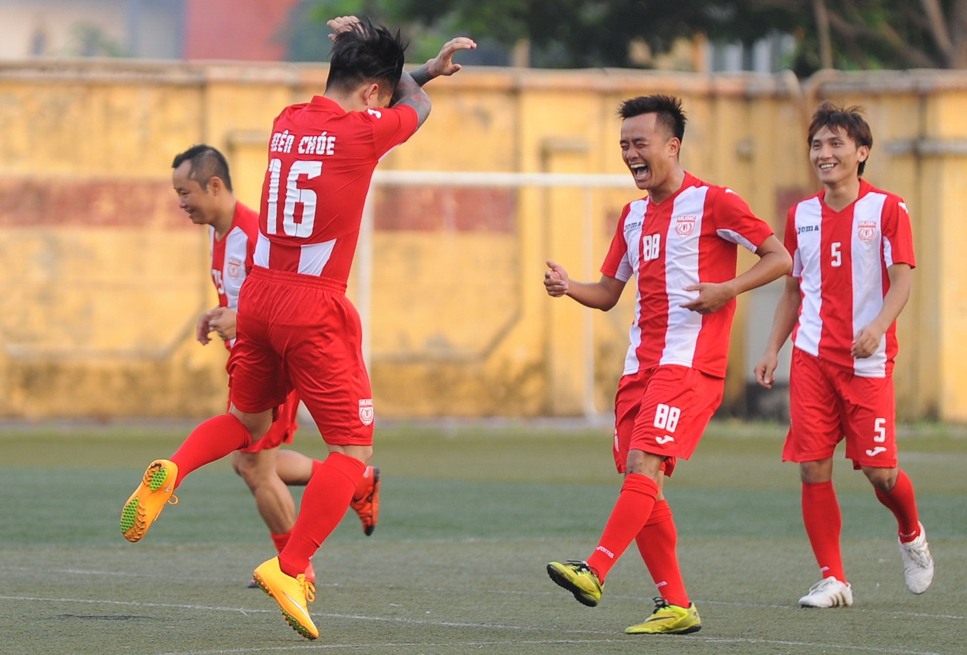 Tuan Hung ghi ban anh 8