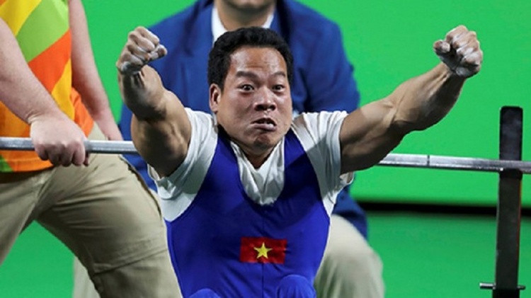 Le Van Cong duoc tang ve bay mien phi nhu Hoang Xuan Vinh hinh anh