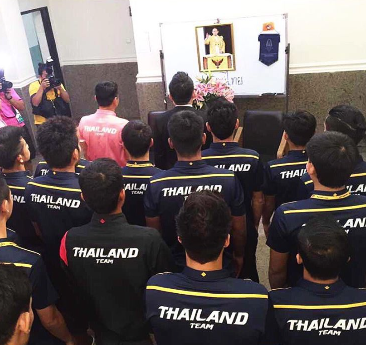 HLV Kiatisak tưởng nhớ vua Thái Lan ảnh 1 HLV Kiatisak tuong nho vua Thai Lan anh 1