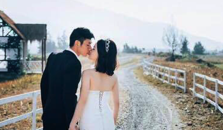 Anh cuoi lang man cua cuu tien ve U23 Viet Nam va ban gai hinh anh