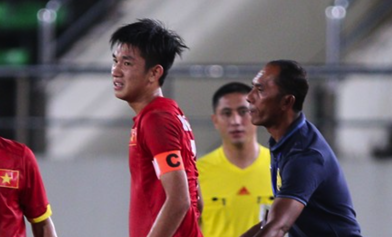 Video doi truong U19 VN nhan the do gay tranh cai hinh anh