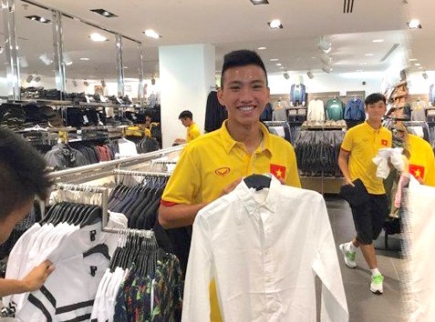 U19 Viet Nam di mua sam truoc tran gap Iraq hinh anh