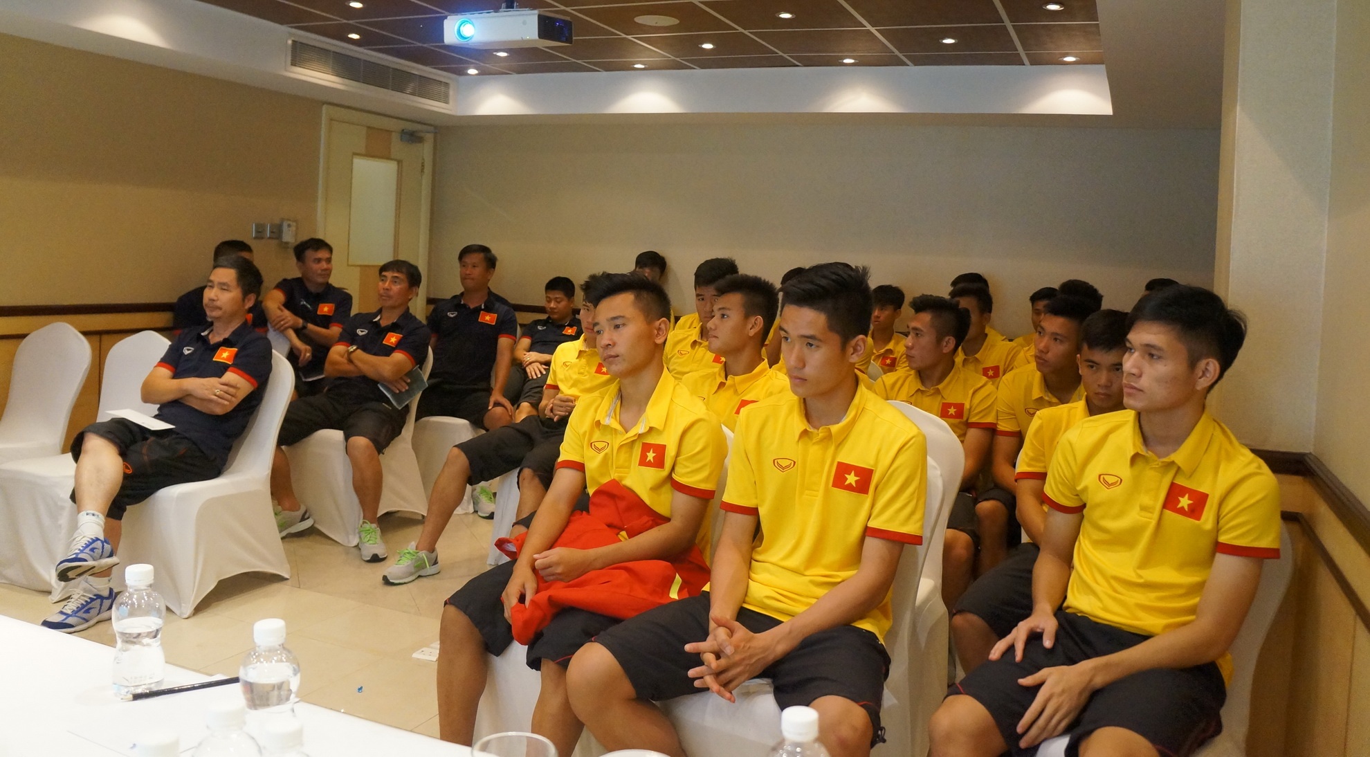 U19 VN ung ho lu lut mien Trung anh 1