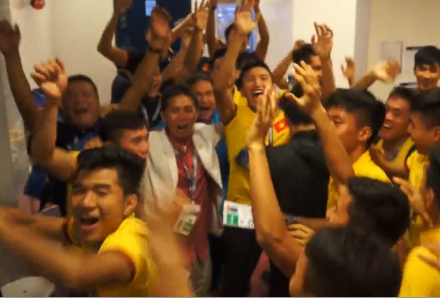 U19 Viet Nam an mung tung bung trong phong thay do hinh anh