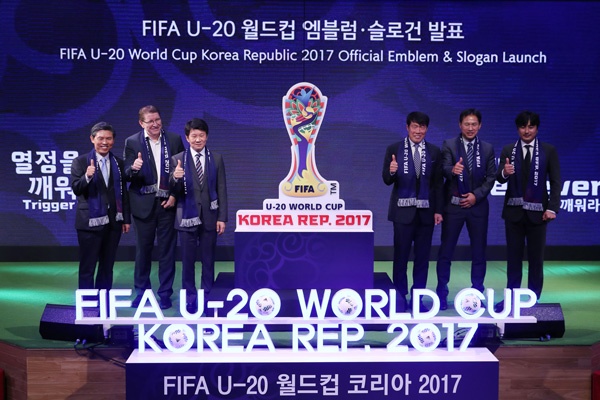 AFC tặng U19 Việt Nam trái bóng lịch sử ảnh 1 AFC tang U19 Viet Nam trai bong lich su anh 1