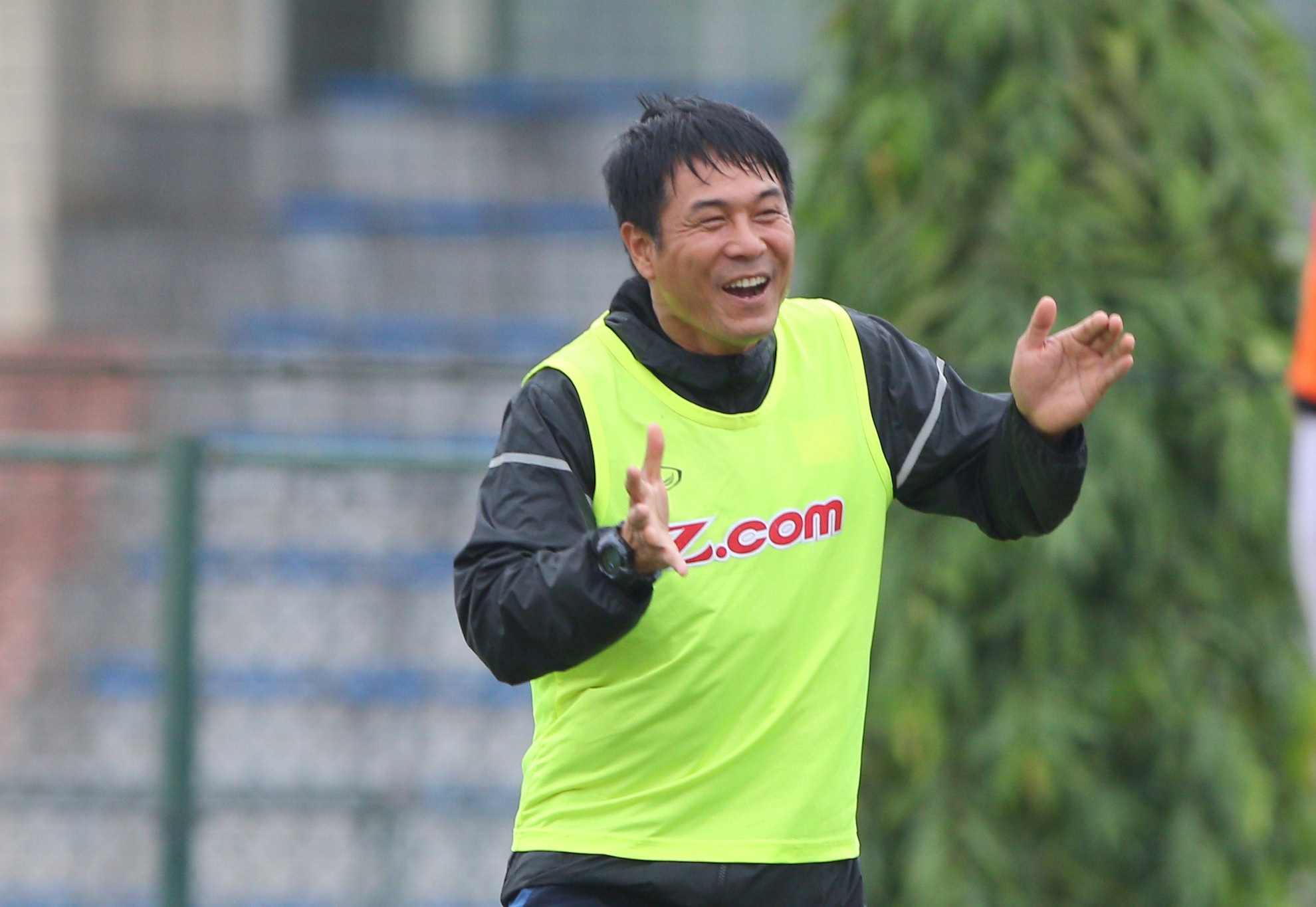 HLV Huu Thang cuoi sang khoai choi bong nem cung hoc tro hinh anh