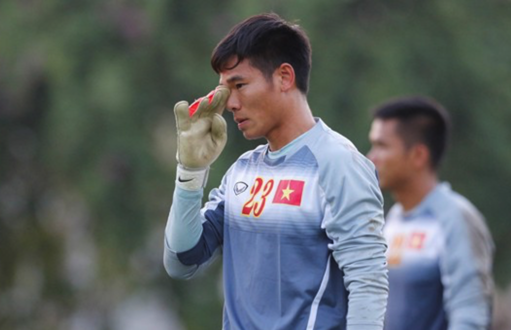 Nguyen Manh bi chan thuong o tran dau noi bo hinh anh