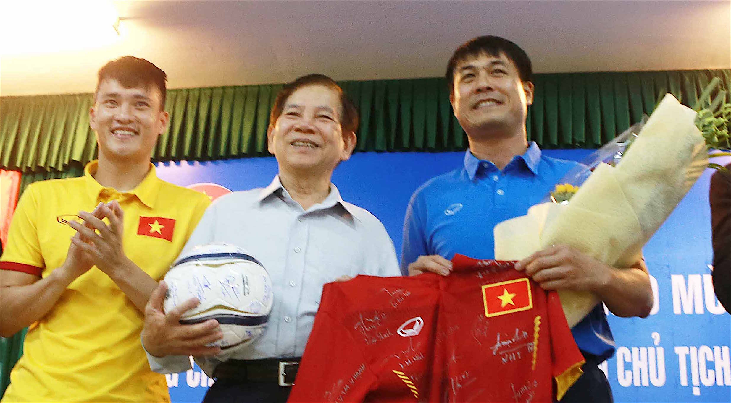 Nguyen Chu tich nuoc Nguyen Minh Triet tham cac DTQG hinh anh