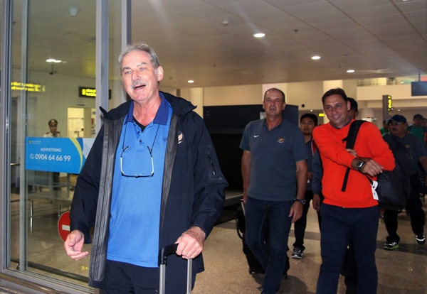 HLV Alfred Riedl hanh phuc khi tro lai Ha Noi hinh anh