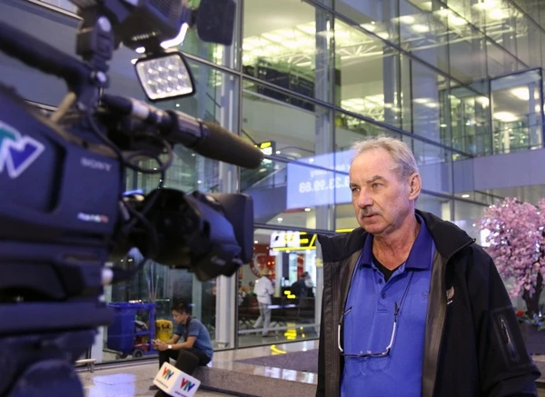 Alfred Riedl tro lai HA Noi anh 1