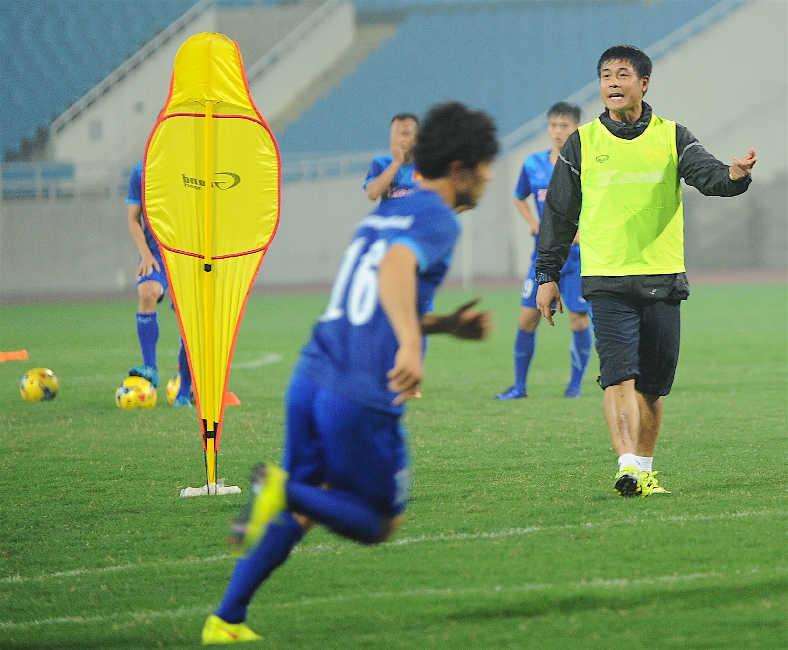 Indonesia treu gheo fan nu Viet Nam anh 6