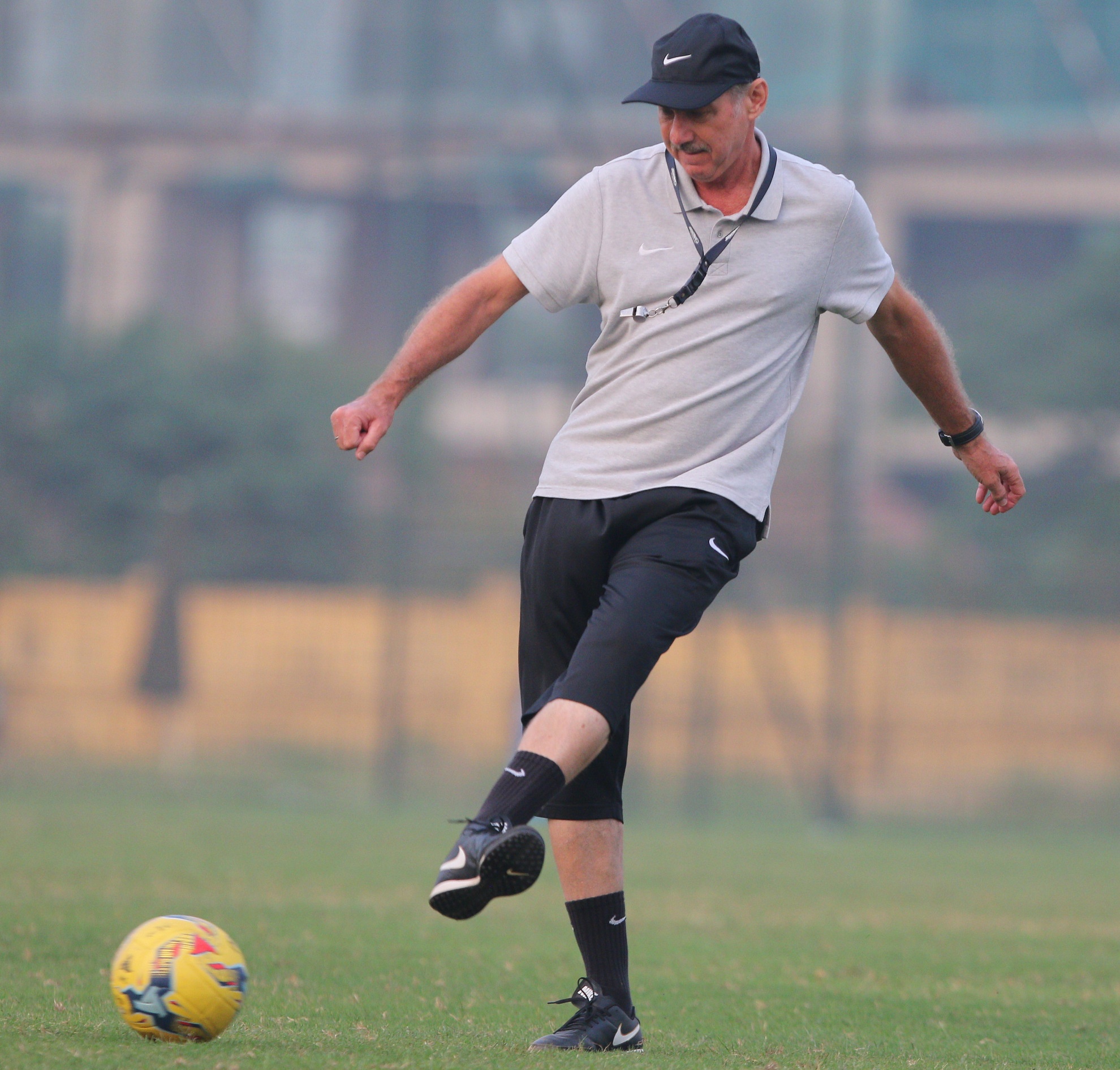 HLV Alfred Riedl noi cau voi Viet Nam anh 7