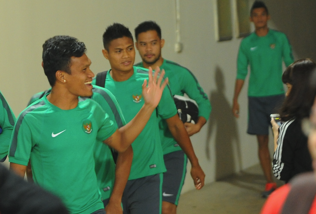 Tuyen thu Indonesia dua cot voi fan nu Viet Nam hinh anh