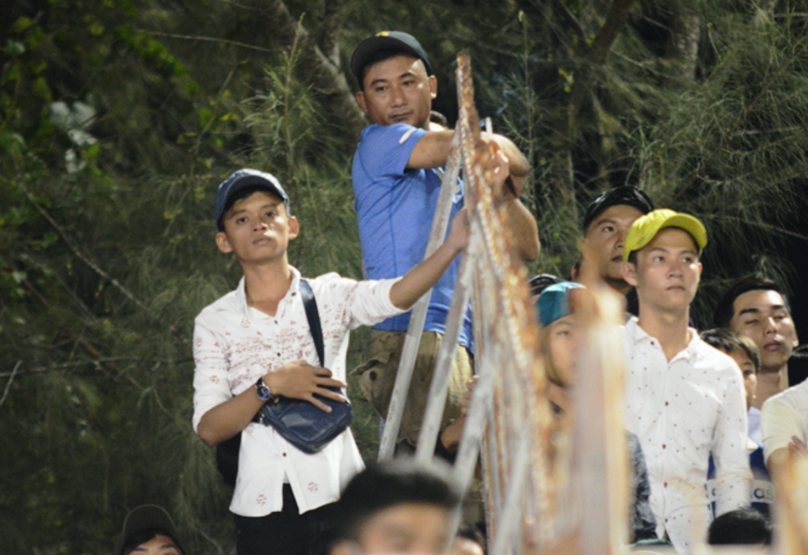 CDV Can Tho treo rao xem tuyen Viet Nam thi dau hinh anh