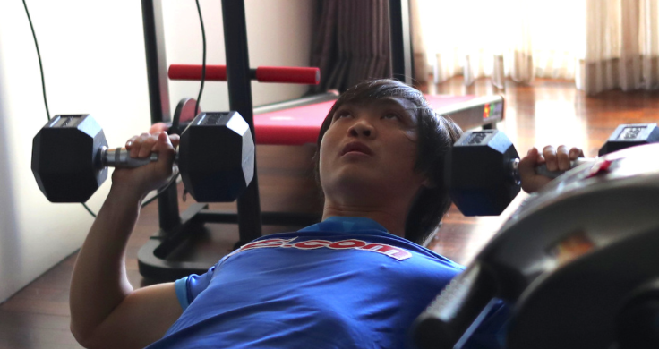 Tuan Anh giam minh trong phong gym tap hoi phuc hinh anh