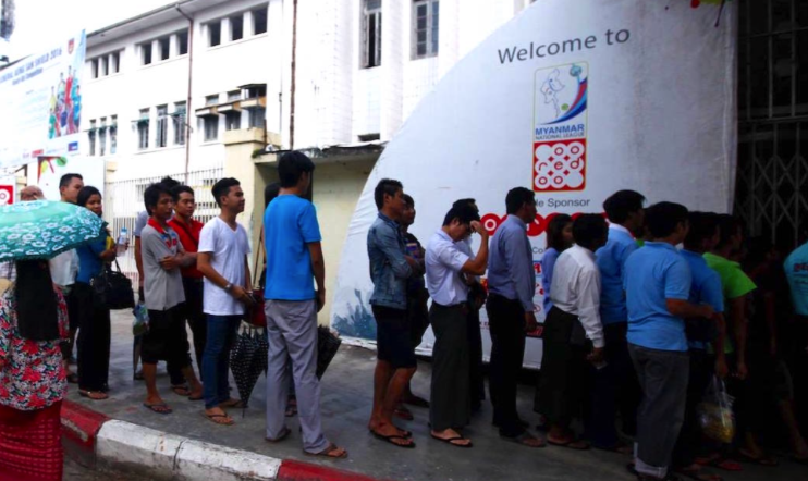 CDV Myanmar khong de y den tuyen VN khi xep hang mua ve hinh anh