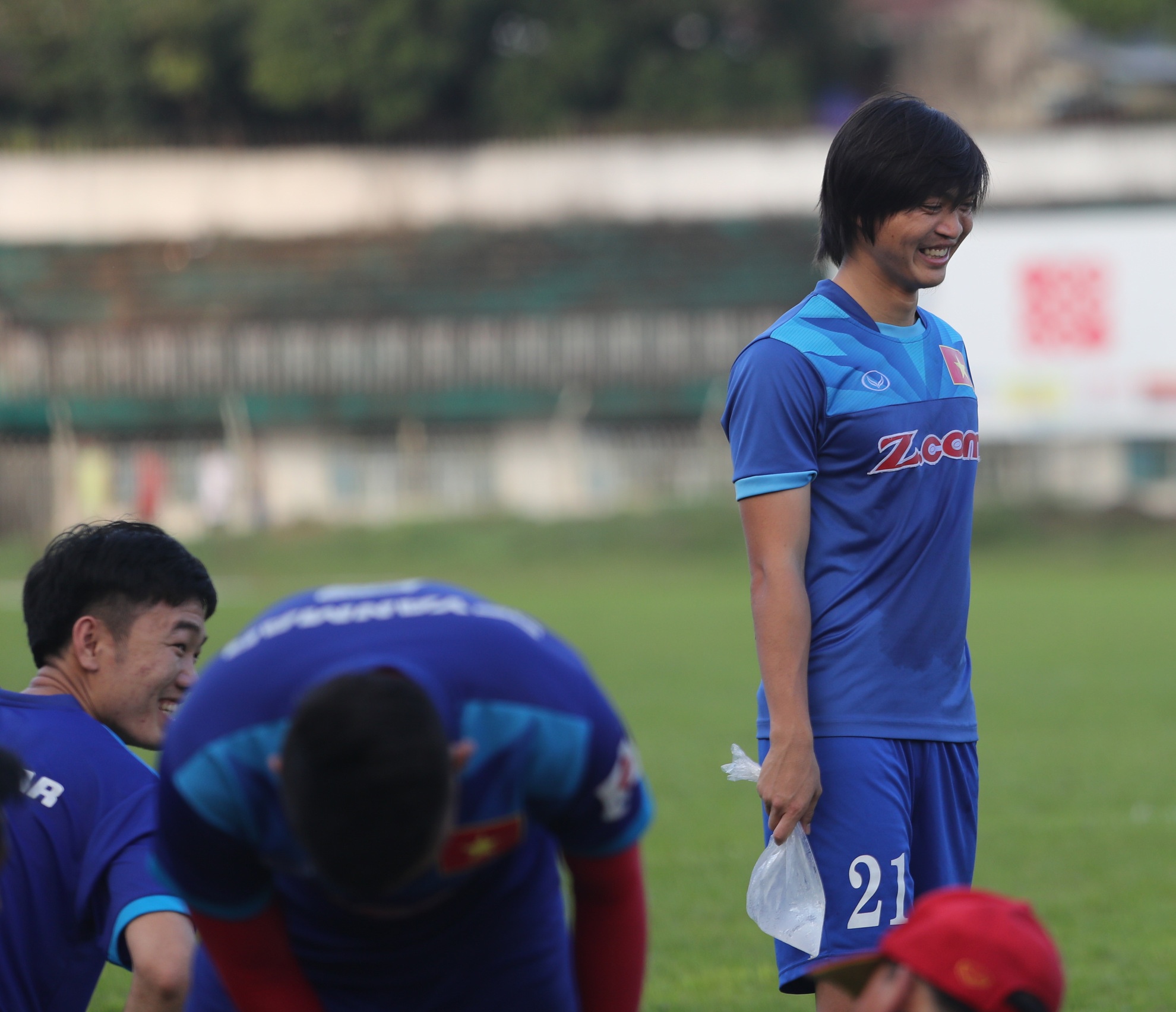 Nguoi Myanmar xep hang mua ve anh 10