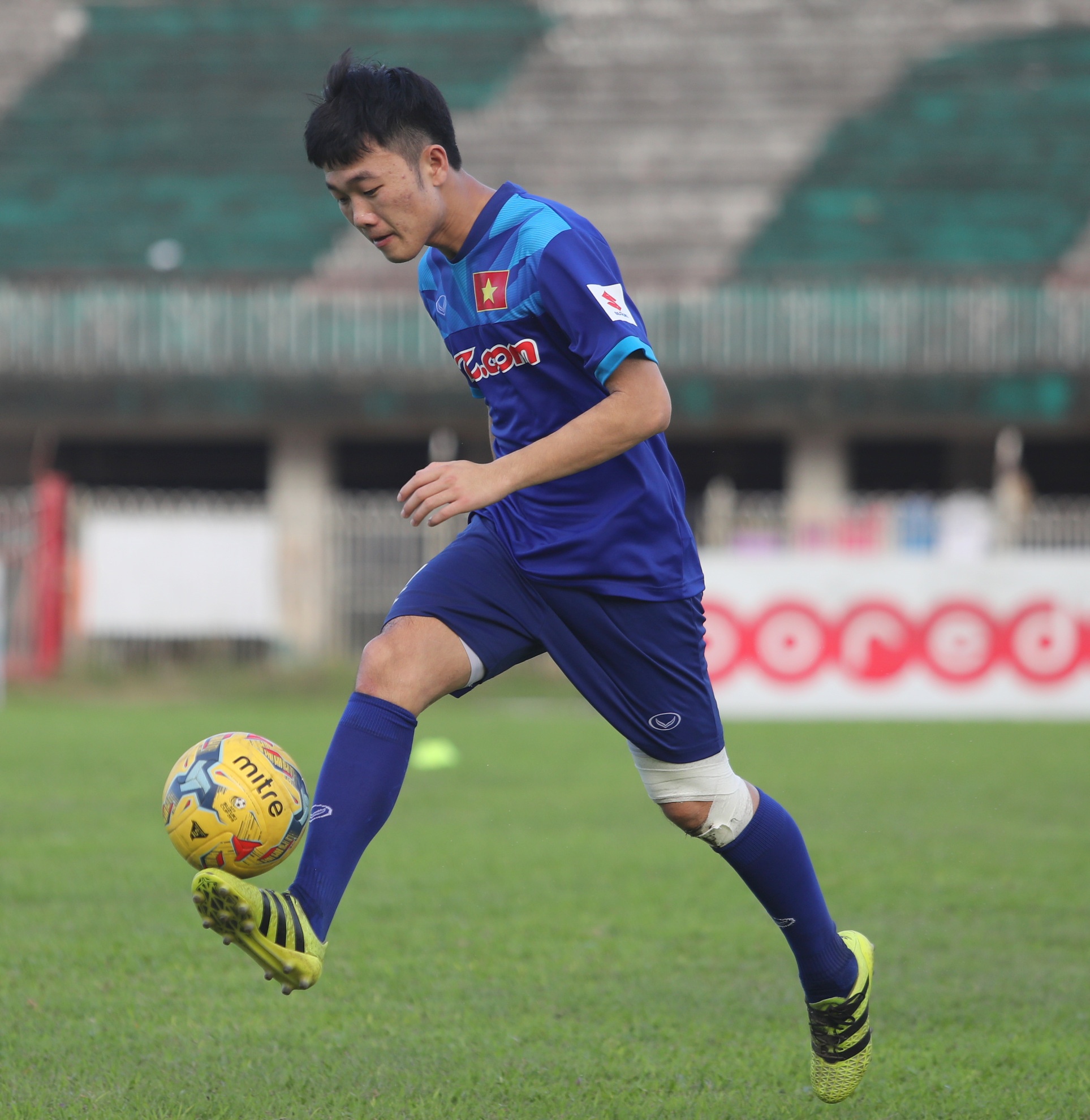 Nguoi Myanmar xep hang mua ve anh 9