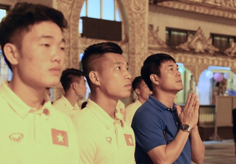 Tuyen Viet Nam tham chua Vang cua Myanmar cau binh an hinh anh