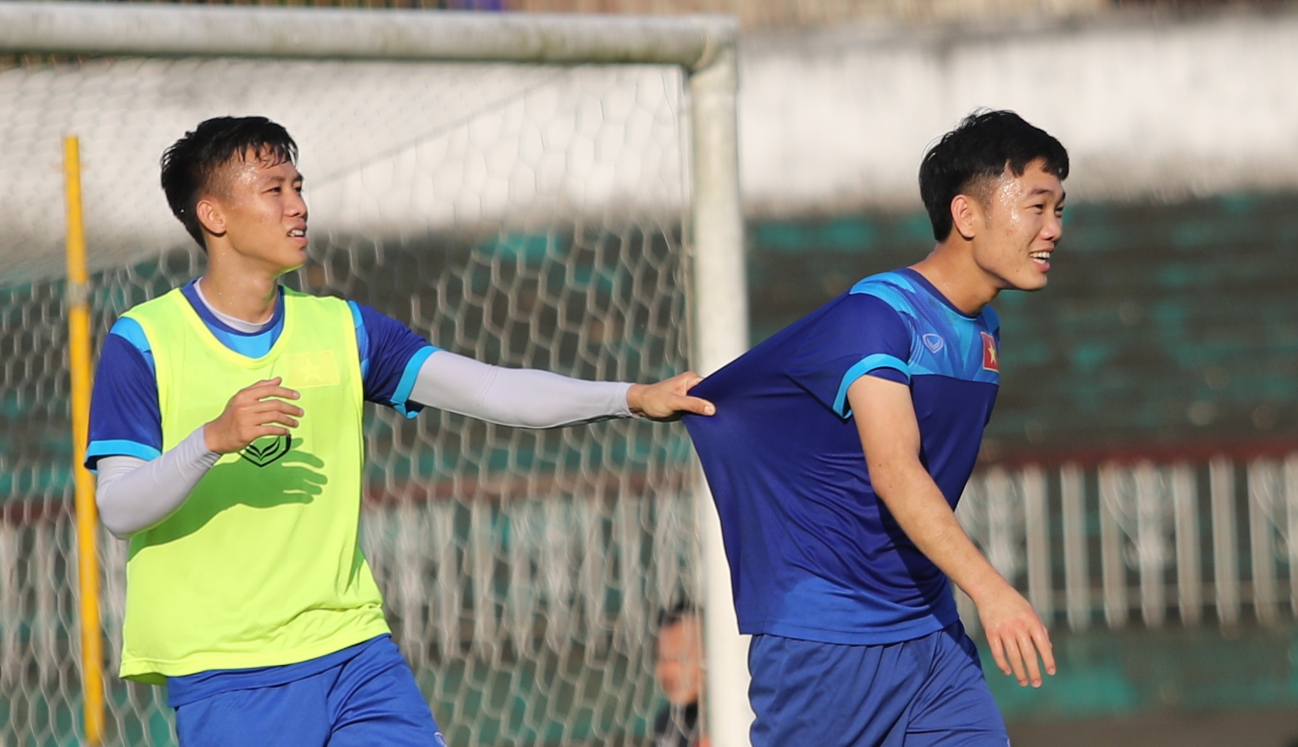 Ngoc Hai bat Xuan Truong chiu phat tren san tap hinh anh