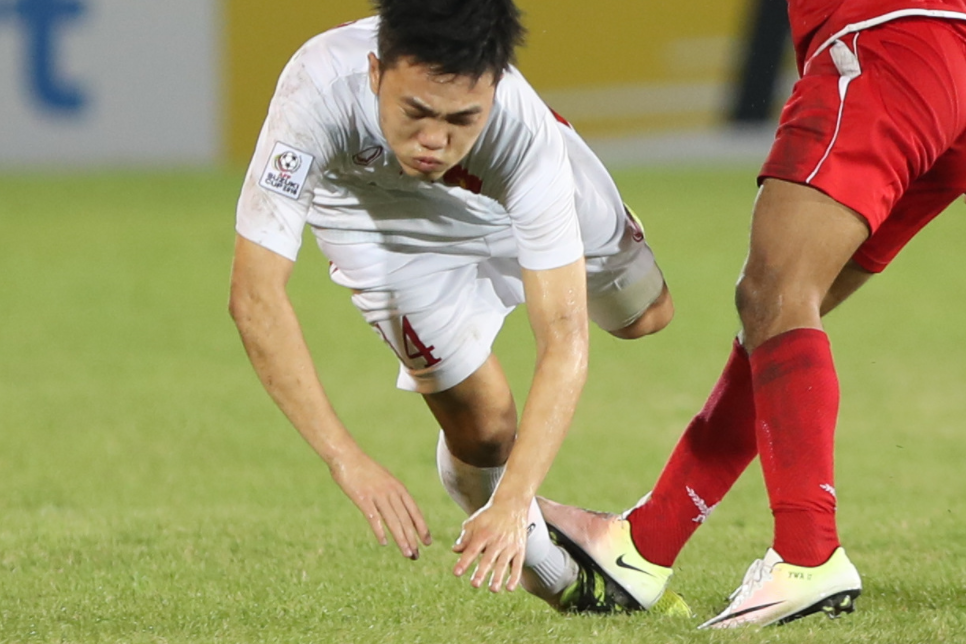 Cac pha choi xau cua Myanmar voi cau thu Viet Nam hinh anh