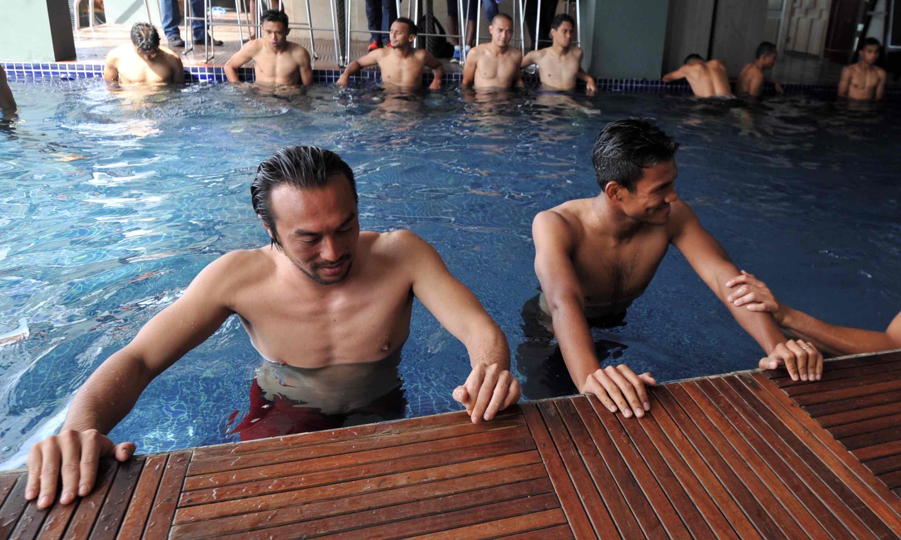 Tuyen Malaysia thu gian ben be boi truoc tran gap Viet Nam hinh anh