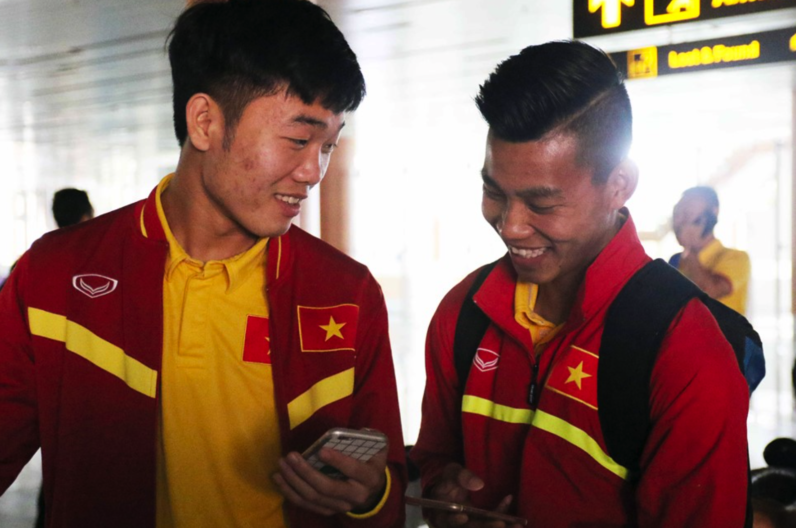 Tuyen Viet Nam chia 2 nhom bay ve TP.HCM hinh anh