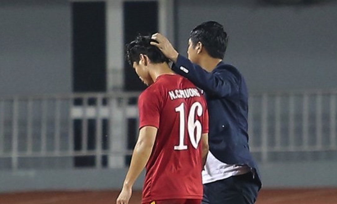 HLV Huu Thang vo ve Cong Phuong khi roi san hinh anh