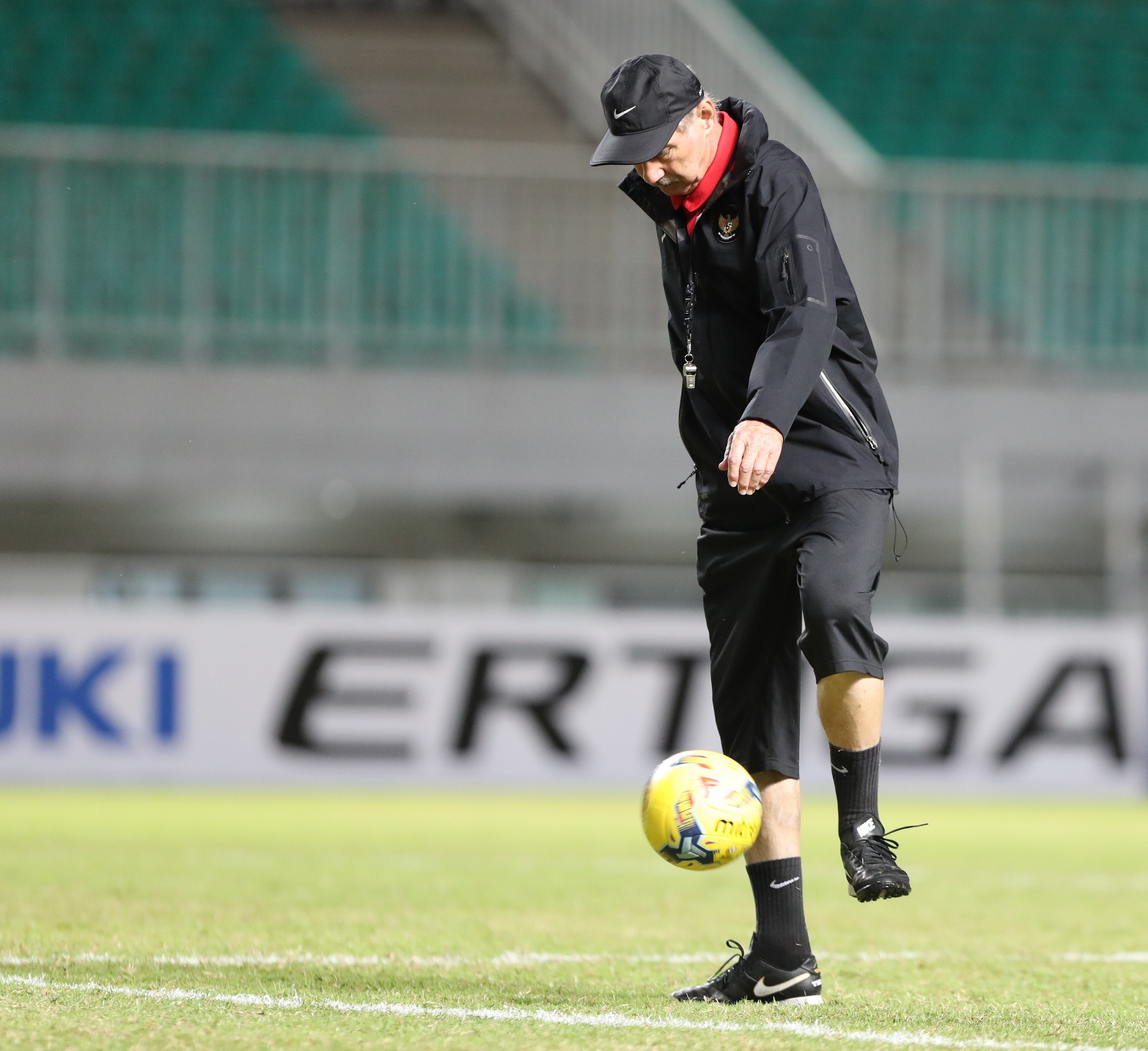 Alfred Riedl sua san Pakansari anh 3