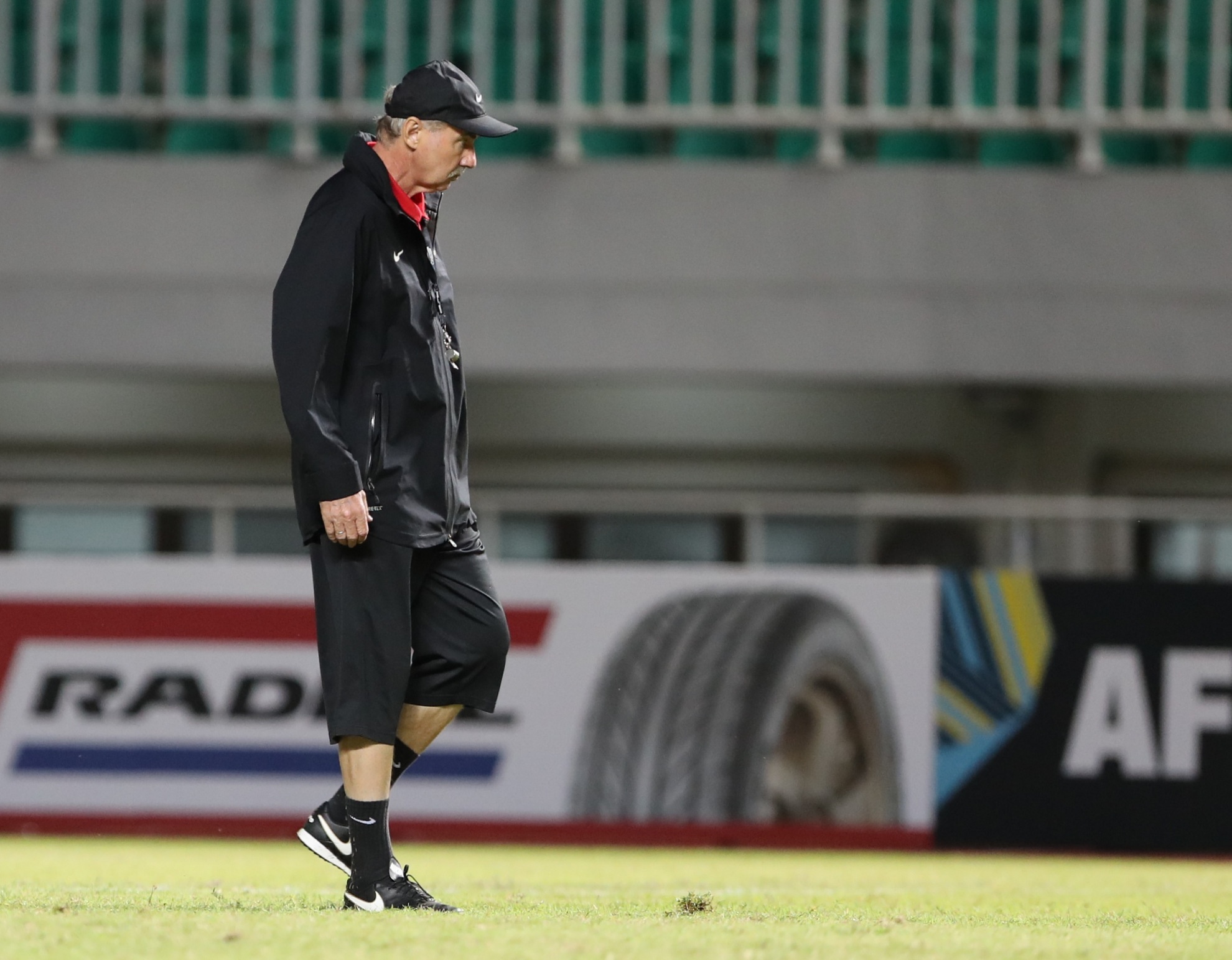 Alfred Riedl sua san Pakansari anh 4