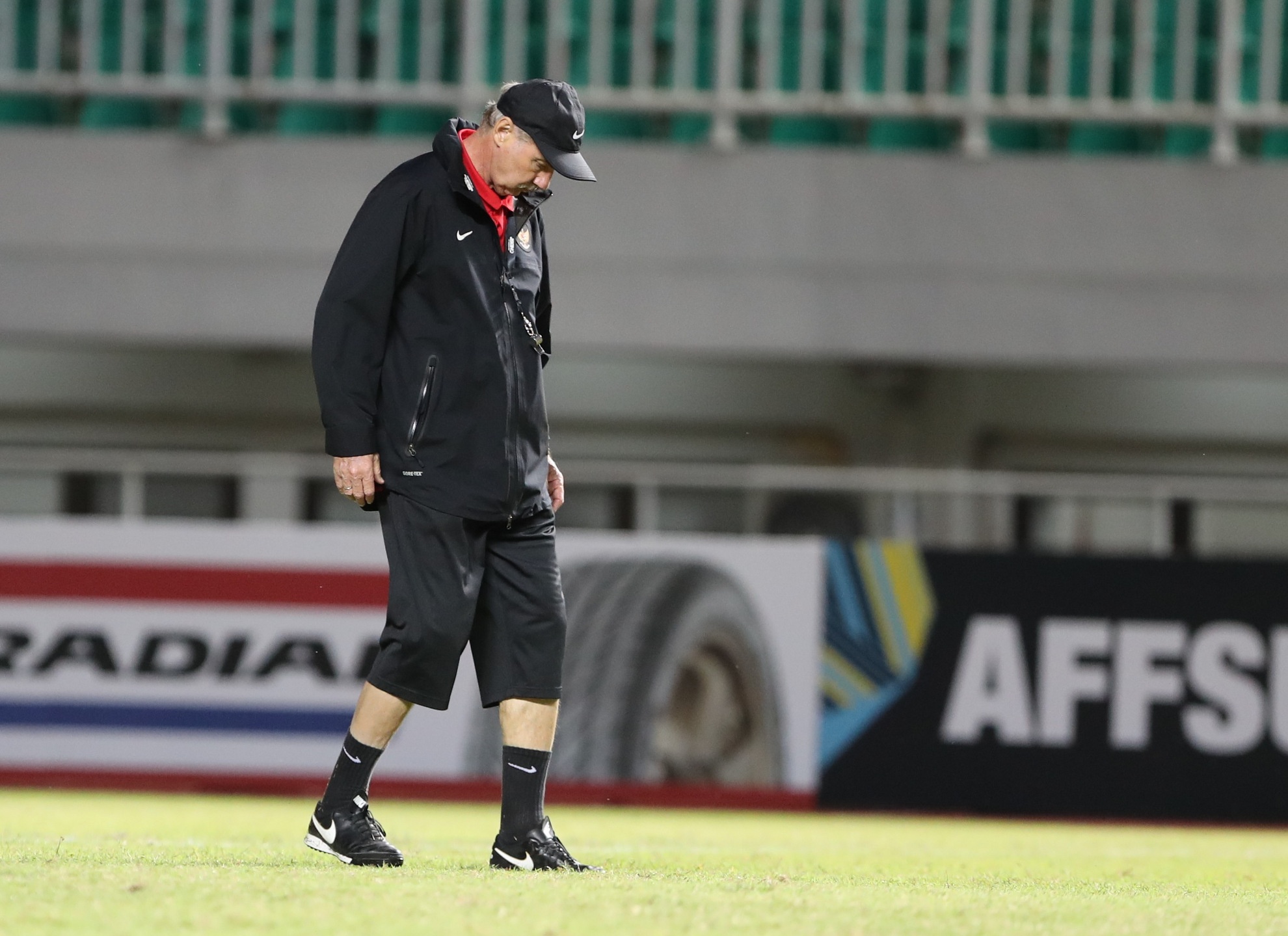 HLV Alfred Riedl vua tap vua sua mat san Pakansari hinh anh