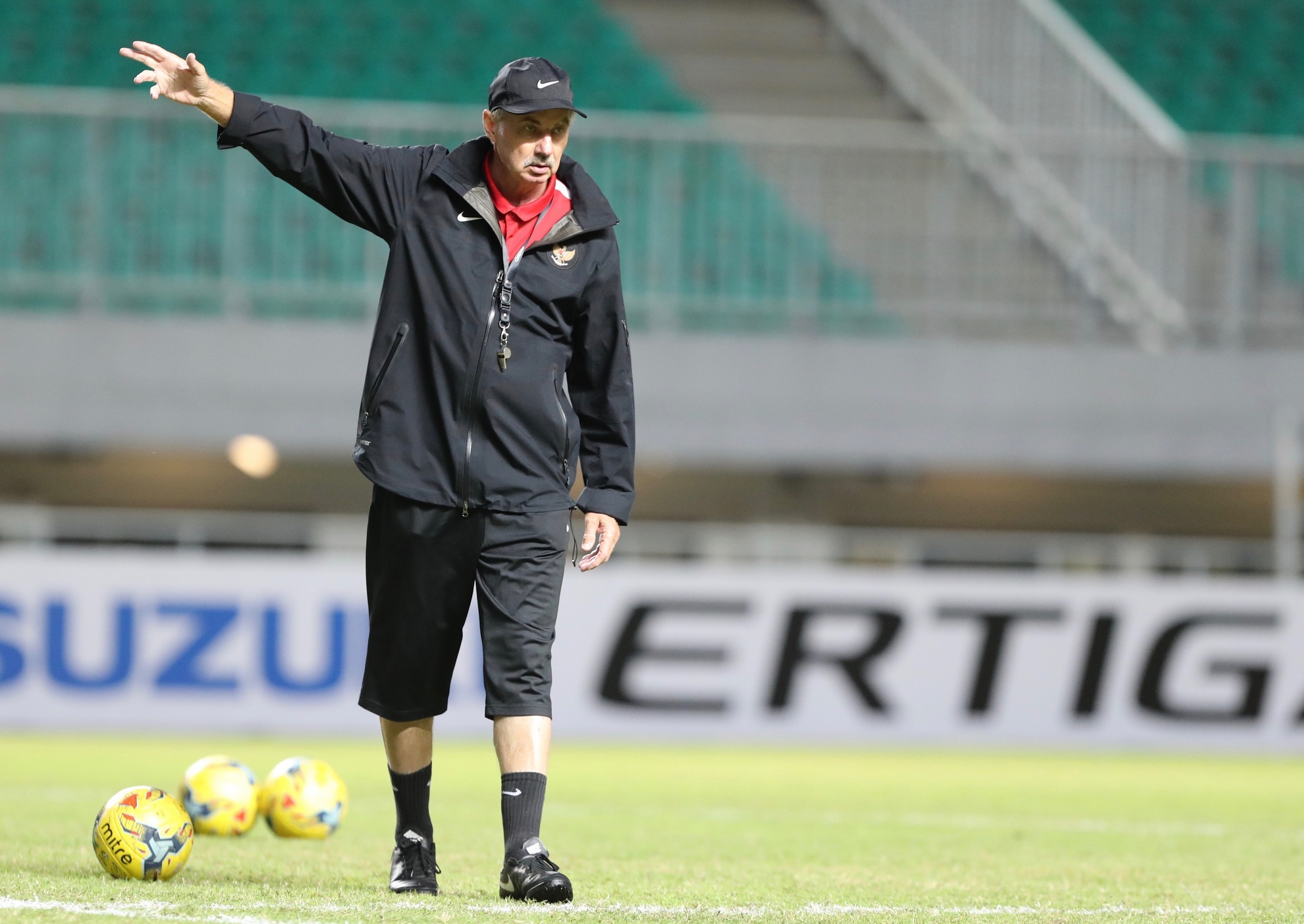 Alfred Riedl sua san Pakansari anh 8