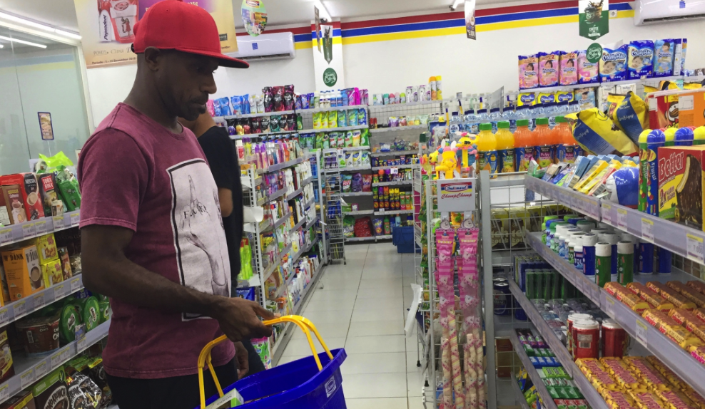 Thu quan Indonesia di mua sam sau vu ngo doc hinh anh