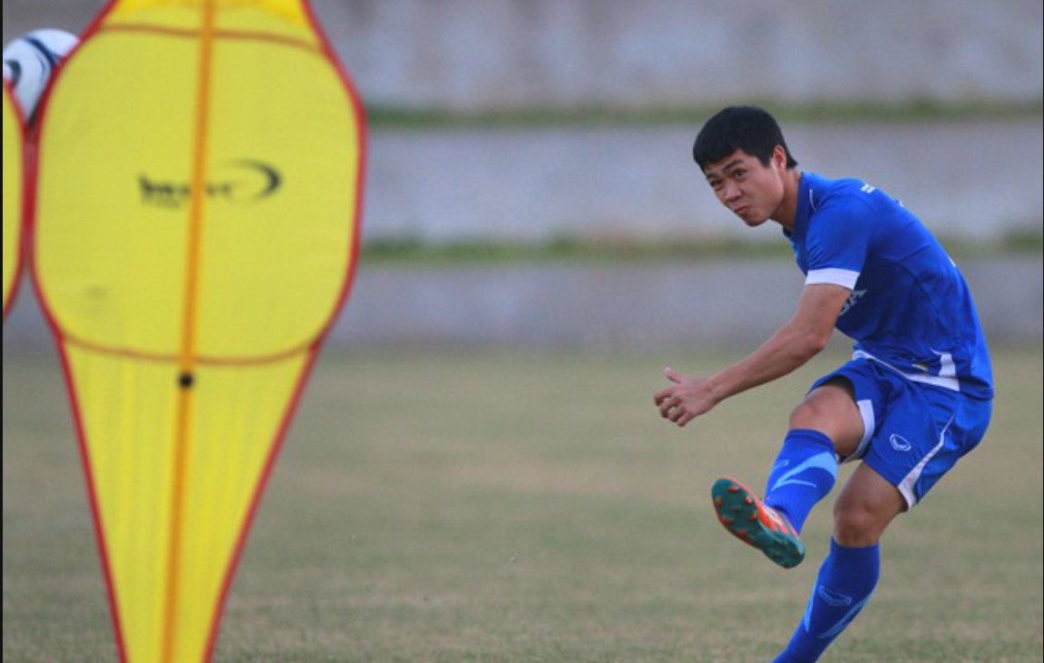 Cong Phuong tap dut diem mot minh truoc tran gap Indonesia hinh anh