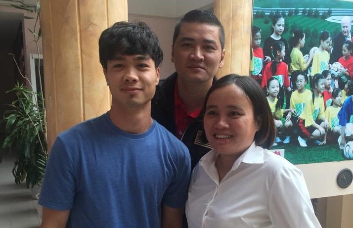 Cong Phuong, Van Toan chi gan 10 trieu dong mua ve AFF Cup hinh anh