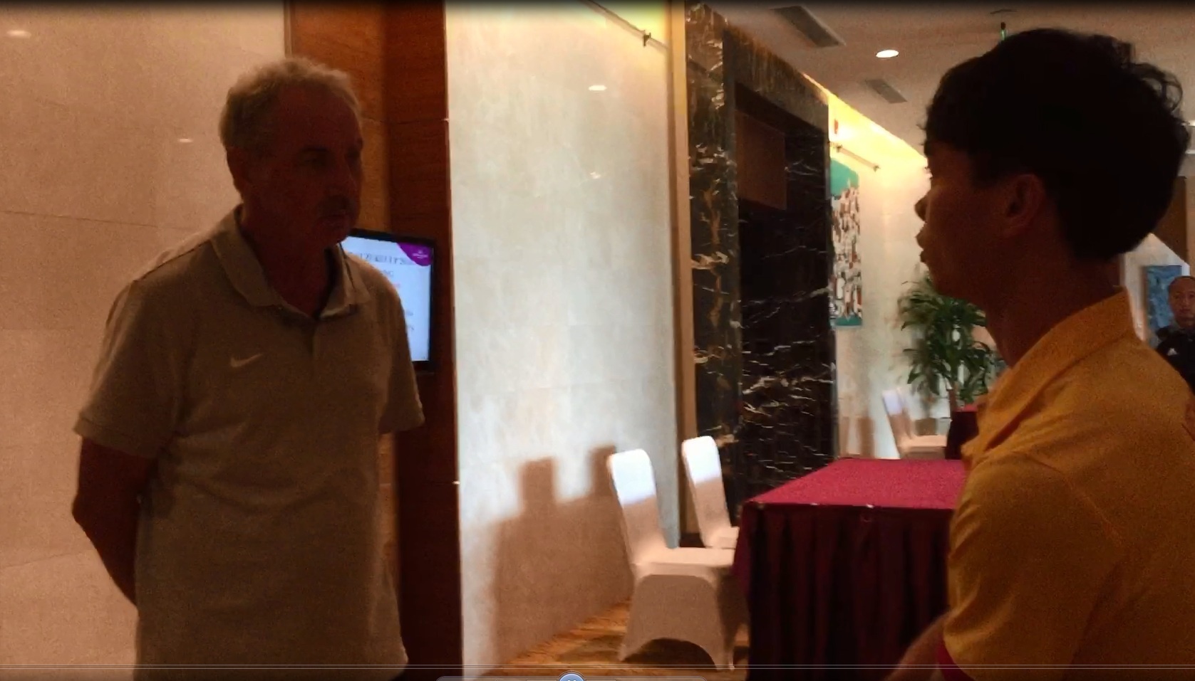 Cuoc gap bat ngo giua HLV Alfred Riedl va Cong Phuong truoc tran ban ket hinh anh