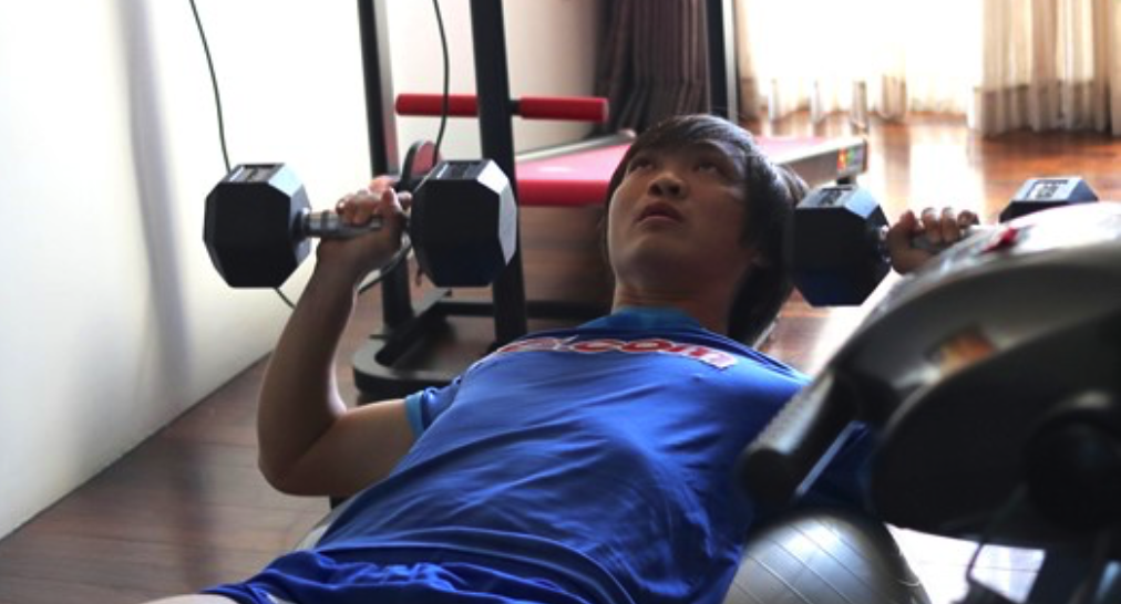 Bau Duc dua Tuan Anh sang Singapore tri chan thuong hinh anh