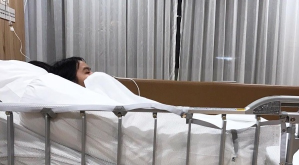 Con gai HLV Kiatisak phai nhap vien cap cuu hinh anh