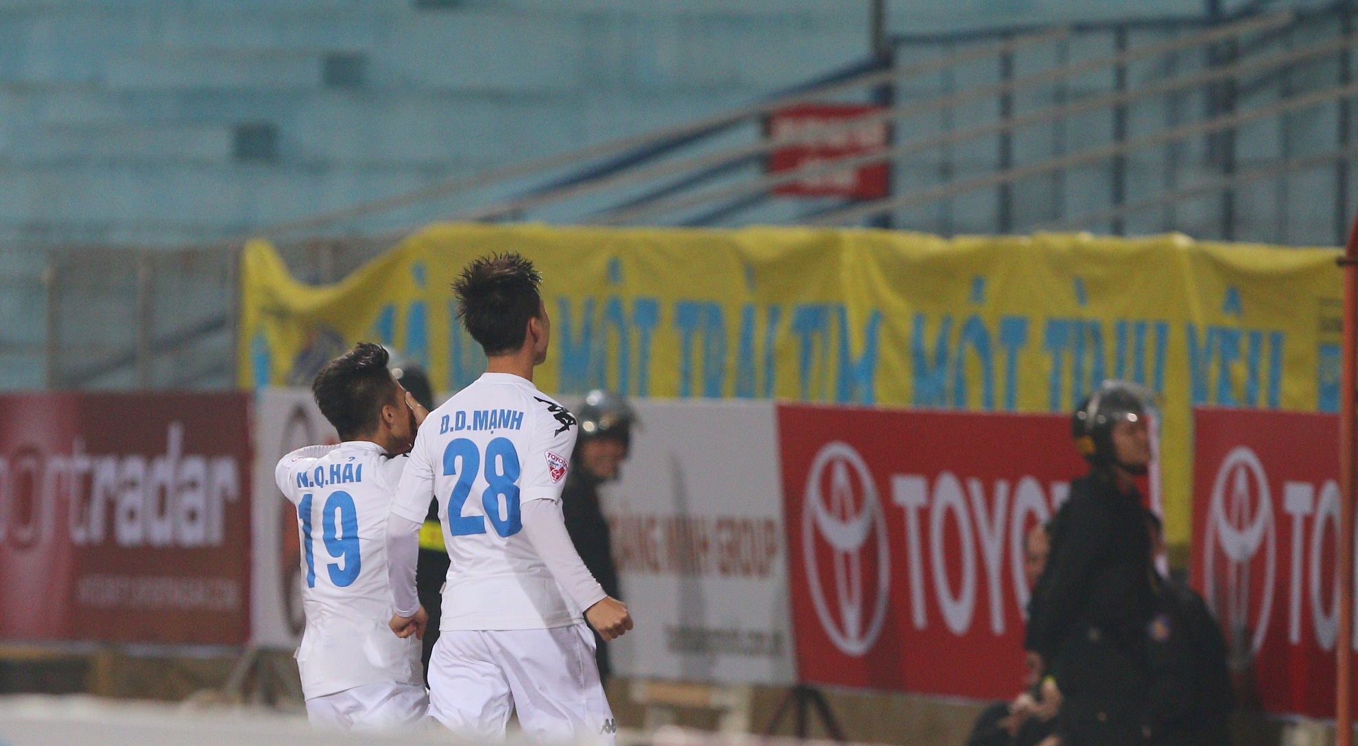 Quang Hai lap sieu pham V.League, anh 8