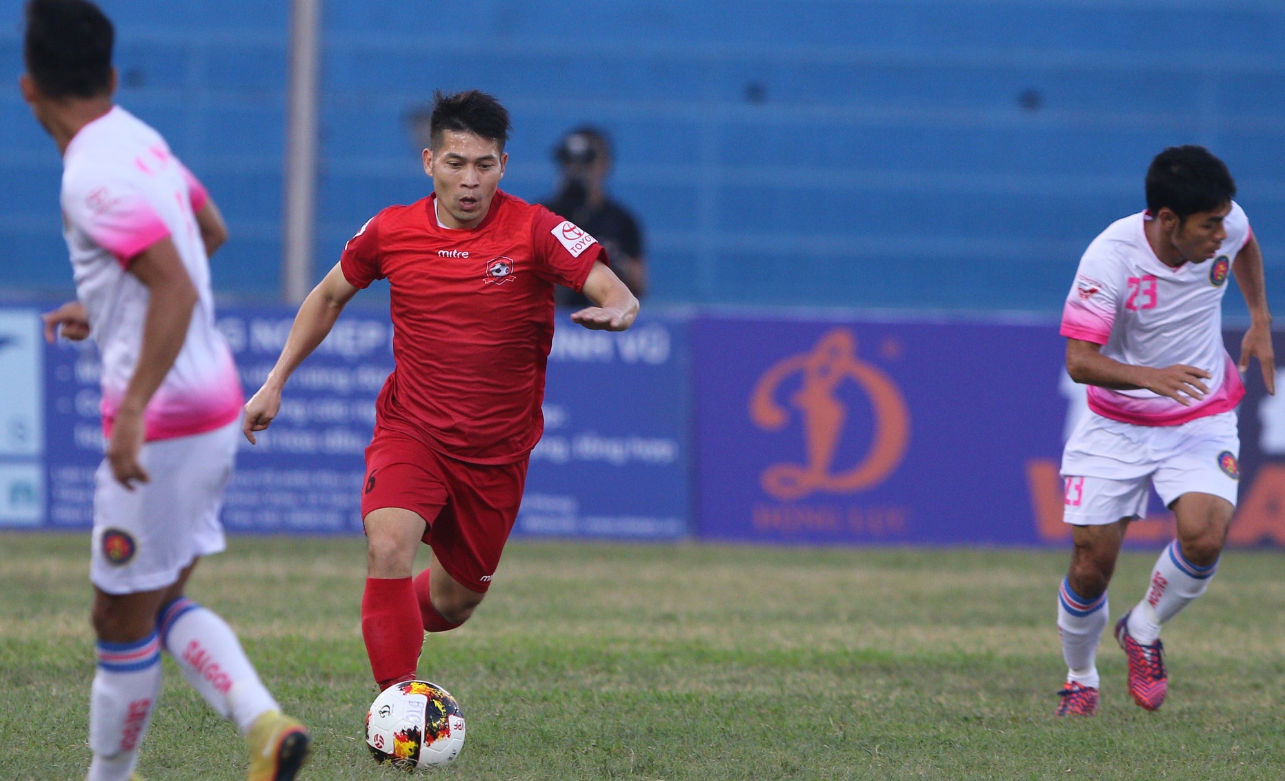 Binh luan V.League tu quan tra da, anh 2