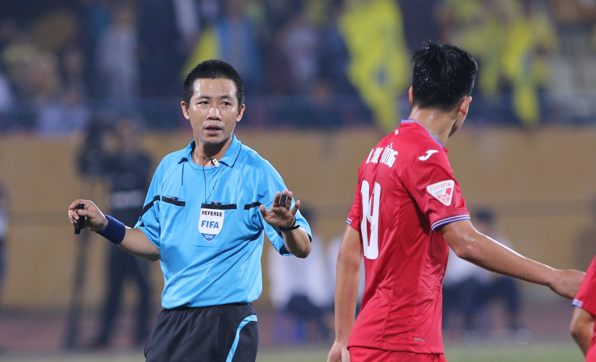 Video tinh huong trong tai Nguyen Duc Vu 'be coi' hinh anh