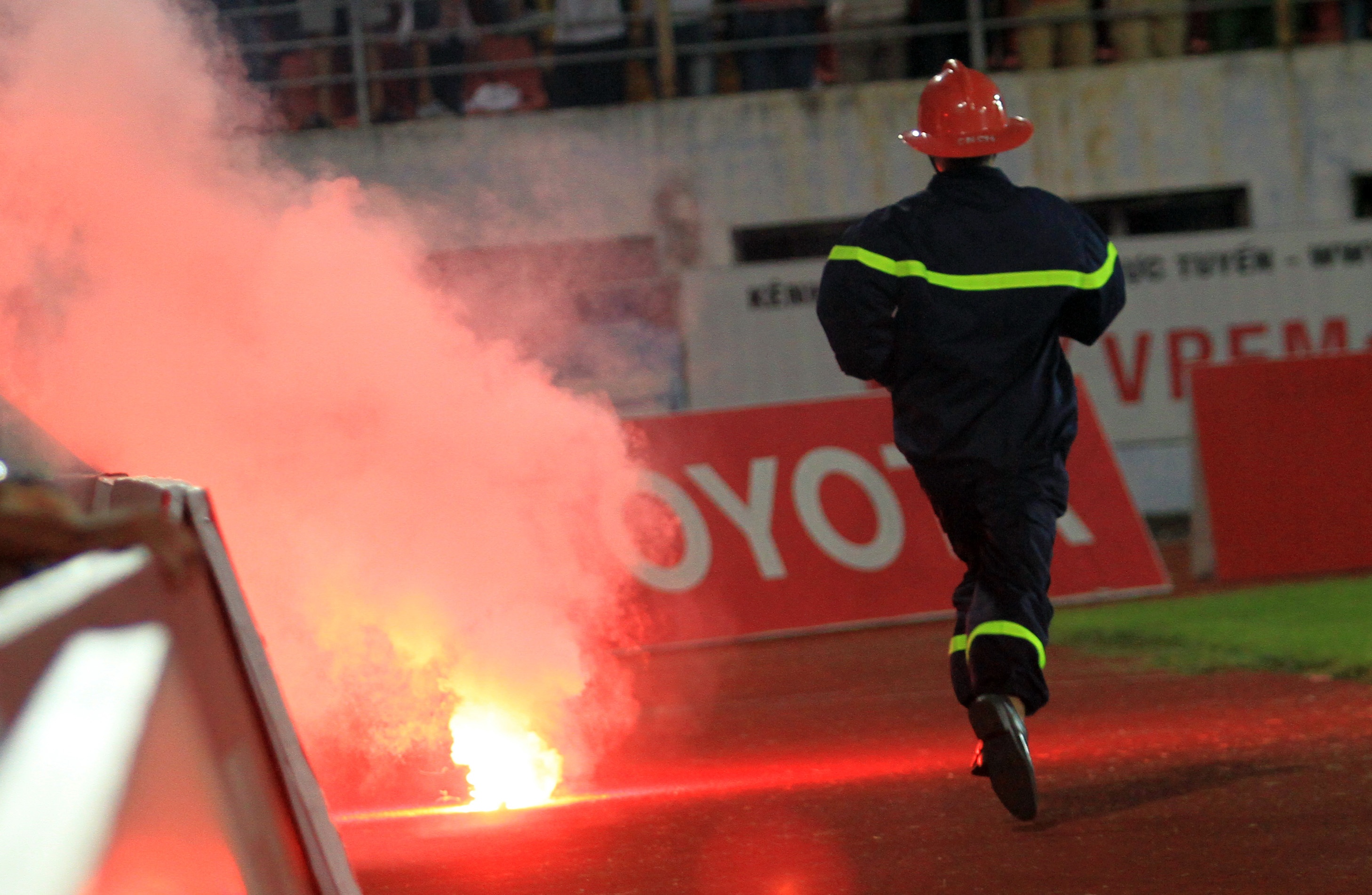 Lạch Tray bị phạt vì dốt pháo sáng, ảnh 1 Lach Tray bi phat vi dot phao sang, anh 1