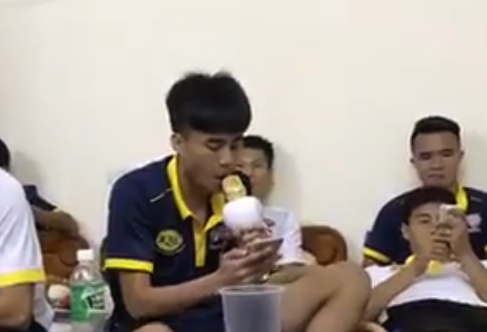 Thanh Hau tro tai hat 'live' tang fan nhan dip sinh nhat hinh anh