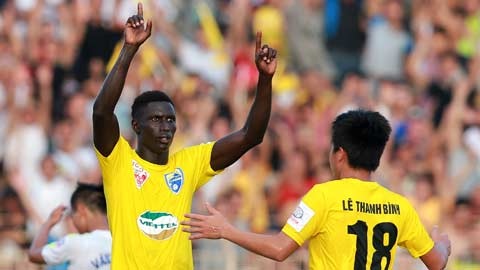 Omar tuc gian phan ung trong tai va khieu khich CDV Khanh Hoa hinh anh